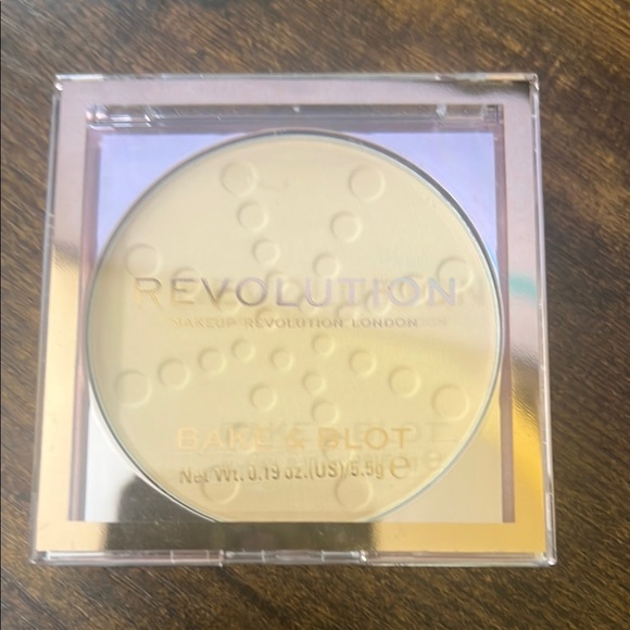 Revolution Cream Setting Powder for a Flawless Finish Banana - Picture 4 of 5